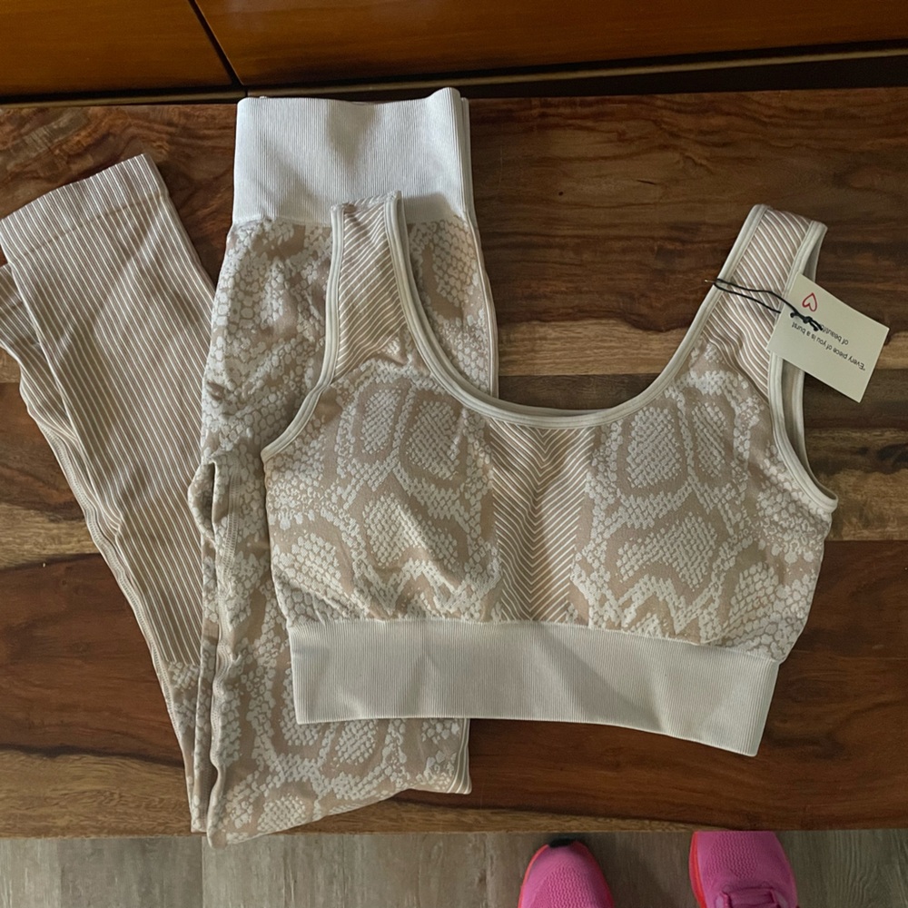 Loungewear Set | Medium Beige and Cream Patterned Leggings